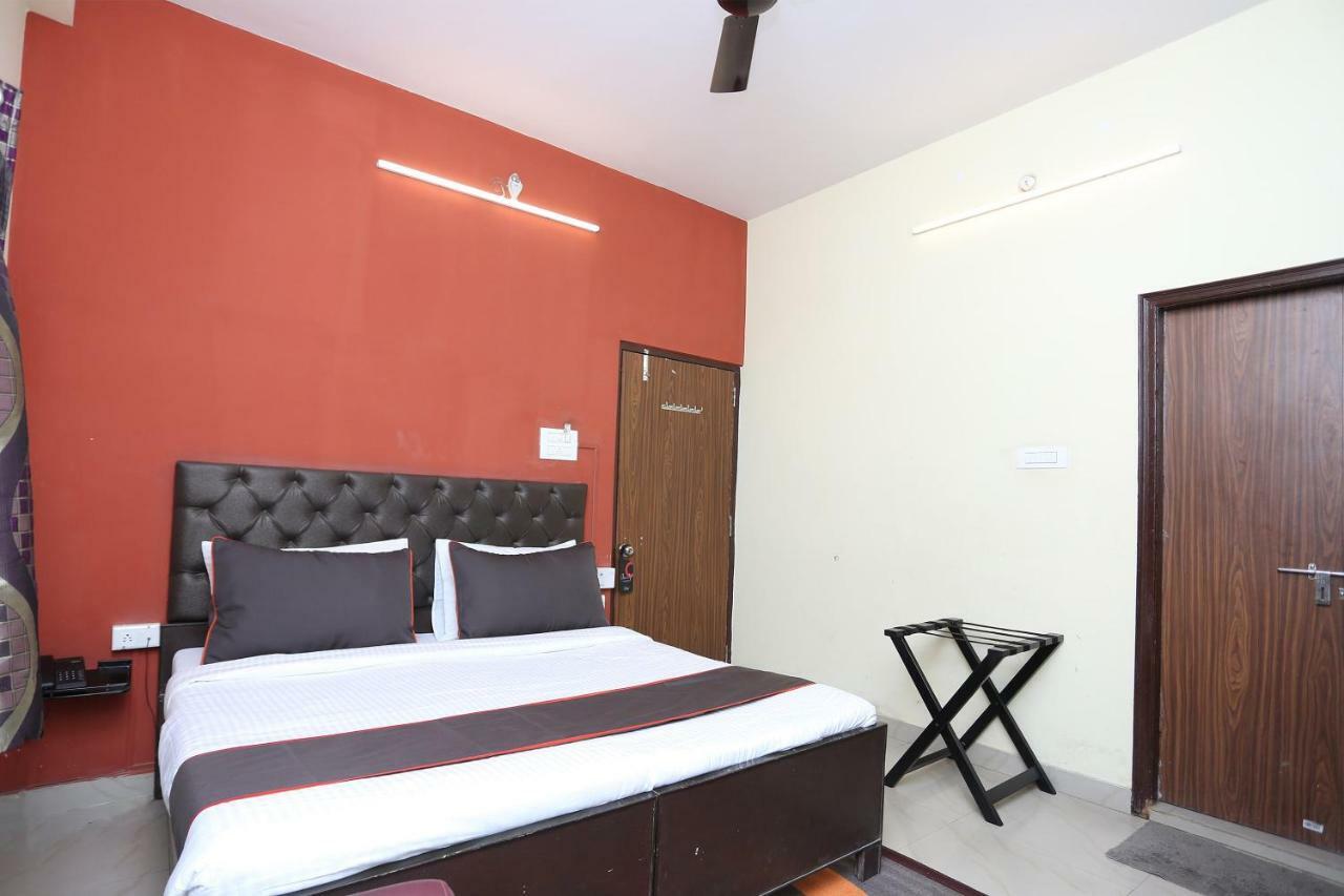 Hotel Aparajita Varanasi Exterior photo